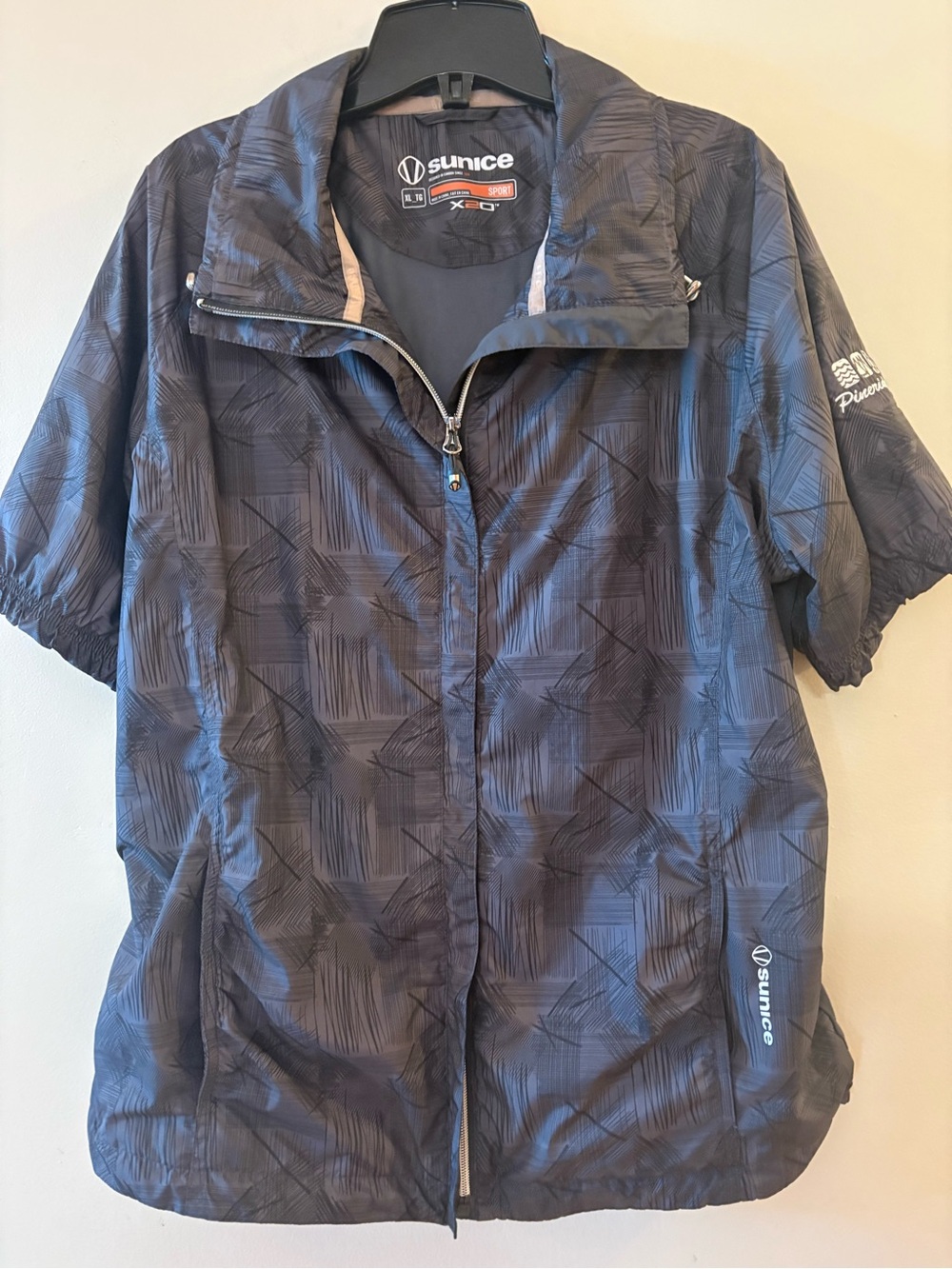 Sunice X20 Sport Short Sleeve Golf Windshirt Jacket XL, has a golf resort logo.